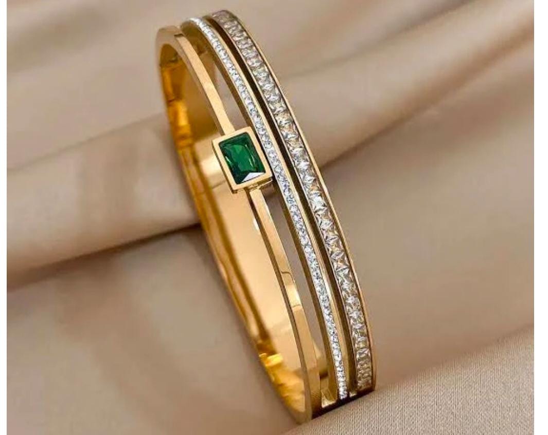 ELEGANT GOLD BANGLE